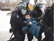 Οργή στη Δύση, συλλήψεις στη Ρωσία