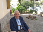 Ο 88χρονος σήμερα Νίκος, γιος του Κων. Θεριμιώτη στην αυλή του σπιτιού όπου μεγάλωσε