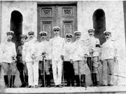 Αξιωματικοί του Στρατού στο πλατύσκαλο της εισόδου του αρχοντικού Στεφάνοβικ, όταν στεγαζόταν το Στρατηγείο της 1ης Μεραρχίας. Φωτογραφία του Γεράσιμου Δαφνόπουλου.  18 Μαΐου 1916. Αρχείο του Ε.Λ.Ι.Α./Μ.Ι.Ε.Τ.