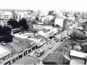Η οδός Βενιζέλου και δεξιά στη φωτογραφία οι θόλοι (μεγάλος και μικρός) από το Μεγάλο Τουρκικό Λουτρό (Buyuk Xamam).  Φωτογραφία του Τάκη Τλούπα.