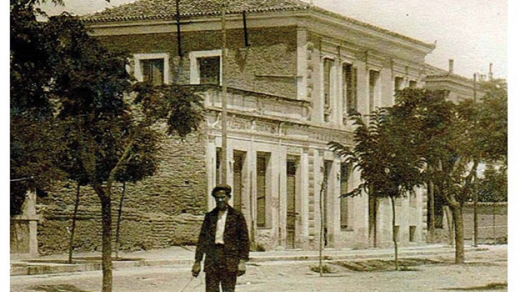 Το κτίριο του Ταχυδρομείου και Τηλεγραφείου στη γωνία των οδών Μουσών (Παπακυριαζή) και Αχιλλέως (Παναγούλη) στην πλατεία Ταχυδρομείου. Λεπτομέρεια επιστολικού δελταρίου του Fr. Caloutas από τη Σύρο. Αρχείο Φωτοθήκης.