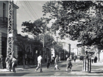 Η οδός των Έξ, η σημερινή Κύπρου, όπως διαγράφεται από το ύψος της Δημοτικής Αγοράς προς την Κεντρική πλατεία. Φωτογραφία από επιστολικό δελτάριο του Νικ. Στουρνάρα. 1950. Αρχείο Φωτοθήκης Λάρισας
