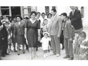 Βαφτίσια στον Αγιο Σαράντη, τον Μάιο του 1964,  για τον «βενιαμίν» της οικογένειας  του εμπόρου-παντοπώλη Μιχαήλ Ανδρεόπουλου και συζύγου του Ευγενίας.  Το όνομα αυτού Χαράλαμπος. Η αναμνηστική φωτογραφία είναι μετά το ιερό μυστήριο της βάπτισης, στο προαύλιο του ναού, με τον νεοβαπτισθέντα Χαράλαμπο έτοιμο για βόλτα… (Φωτ. αρχείο Χαρ. Μ. Ανδρεόπουλου)