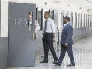O διευθυντής της φυλακή του Ελ Ρένο συνοδεύει τον Ομπάμα στο κελί 123.
