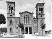 Η πρόσοψη του προπολεμικού ιερού ναού του Αγίου Αχιλλίου.  Φωτογραφία του 1900 περίπου.