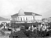Το Μέγαρο Μεχμέτ Χατζημέτο, στον άνω όροφο του οποίου στεγαζόταν μέχρι το 1916  η αριστοκρατική Λέσχη Ασλάνη. Το ισόγειο κτίσμα αριστερά στέγαζε τη Λαϊκή Τράπεζα. 