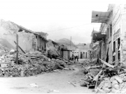 Οδός Πανός στη Λάρισα αγνώριστη, μετά τον σεισμό και τους βομβαρδισμούς του 1941