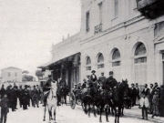 Η άμαξα των ξένων με τους συνοδούς, έξω από το ξενοδοχείο της Λάρισας «Το Στέμμα». 1896