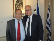Ο δήμαρχος Καλαβρύτων Αθ. Παπαδόπουλος με τον πρόεδρο της μαρτυρικής κοινότητας Δομενίκου Ευστάθιο Ψωμιάδη