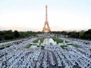 «Δείπνο στα λευκά» για χιλιάδες Γάλλους