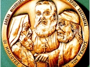 Οι Δημητριείς Δανιήλ Φιλιππίδης και Γρηγόριος Κωνσταντάς,  μαζί με τον Άνθιμο Γαζή, σε χάλκινο αναμνηστικό μετάλλιο του γλύπτη  Νικόλα Παυλόπουλου (1909-1990) από τον Άγ. Γεώργιο Πηλίου