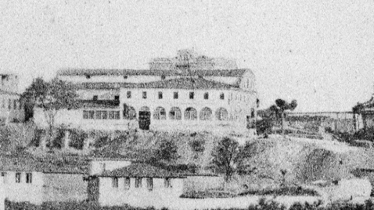 Ο μητροπολιτικός ναός του Αγ. Αχιλλίου (βασιλική του Καλλιάρχη), με το παρακείμενο Επισκοπείο. Λεπτομέρεια φωτογραφίας από επιστολικό δελτάριο του Στέφ. Στουρνάρα αριθ. 9. Τελευταία δεκαετία του 19ου αιώνα.