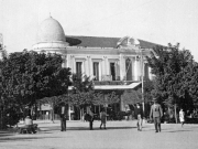 Το μέγαρο του Μεχμέτ Χατζημέτου, γνωστό ως Λέσχη Ασλάνη. Επιστολικό δελτάριο των αρχών του 1930, όταν λειτουργούσε ως Ξενοδοχείο &quot;Μεγάλη Βρετανία&quot;.