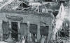 Το κτίριο που στέγαζε το Φαρμακείο του Αγαμέμνονα Αστεριάδη με εμφανή τα σημάδια της καταστροφής από τον φονικό σεισμό του 1941. Φωτογραφία από το αρχείο του Άγγελου Αβδανά
