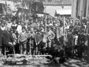 Πάσχα 1936. Ψήσιμο του οβελία σε μια γωνιά του Σχολικού Γυμναστηρίου για τους φτωχούς μαθητές των Δημοτικών Σχολείων της Λάρισας, με πρωτοβουλία του απόστρατου στρατηγού Ιωάννη Άρτη. Από το αρχείο της Αθηνάς Άρτη