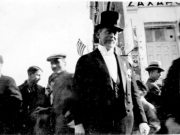 Ο Ιούλιος Βιανέλλι με την επίσημη στολή κατά τη διάρκεια εθνικής εορτής, στη γωνία των οδών Κούμα και Παπαναστασίου. Περί το 1935. Φωτογραφικό αρχείο της Ρίτας Μαρκίδη-Παππά.