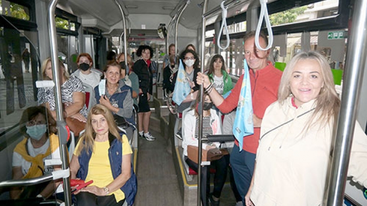 Λαρισαίοι επιβιβάστηκαν χθες στο ηλεκτρικό λεωφορείο του Αστικού ΚΤΕΛ, με προορισμό το Μεζούρλο στο πλαίσιο της «Πορείας Ειρήνης»