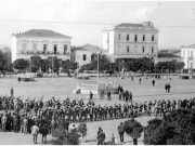 Η εξέδρα στο κέντρο της πλατείας Θέμιδος, όπου παιάνιζε η Φιλαρμονική του Δήμου. Φωτογραφία του 1917, η οποία απεικονίζει παρέλαση γαλλικών στρατευμάτων. Αρχείο Υπουργείου Πολιτισμού της Γαλλίας
