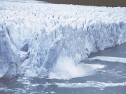 Καταρρέει παγετώνας και απειλεί