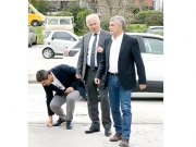 * ΚΙ εκεί  που περπατούσε στη Λάρισα ο υπουργός Λευτ. Αυγενάκης βρήκε στον δρόμο ένα ευρώ; Ζ.