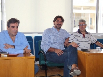 Στη φωτογραφία ο Γιώργος Λαδόπουλος (αριστερά) ακούει προσεκτικά τον Ευθύμη Ρεντζιά στις απόψεις του για την εικόνα της εθνικής στο Ευρωμπάσκετ έχοντας δίπλα του τον αθλητικό συντάκτη της «Ε» Σωτήρη Κέλλα (δεξιά)