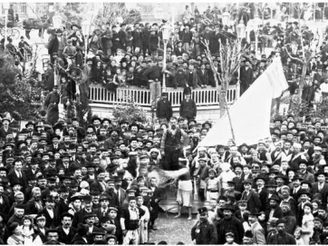 Καρναβαλιστές και πλήθος κόσμου στην Κεντρική πλατεία της Λάρισας  κατά τις αποκριές του 1902. Φωτογραφία του Λαογραφικού Ιστορικού Μουσείου Λάρισας