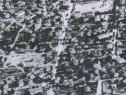 Η οδός Ακροπόλεως, εκτεινόμενη από τον Λόφο του Φρουρίου μέχρι τον πύργο του επίλαρχου Βερύκιου. Λεπτομέρεια από μια σπάνια αεροφωτογραφία της Λάρισας του 1917. Συλλογή Θανάση Μπετχαβέ