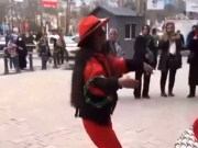 Συνελήφθησαν δύο νεαρές επειδή χόρεψαν δημοσίως