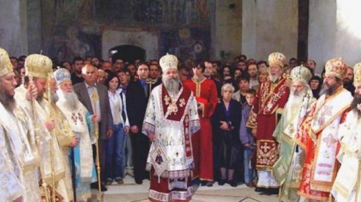 Η Ιερά Σύνοδος της σχισματικής &#039;&#039;Εκκλησίας της Μακεδονίας&#039;&#039;. Στο κέντρο ο Αρχιεπίσκοπος Στέφανος.