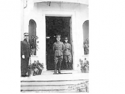 Ο βασιλιάς Κωνσταντίνος με τους επιτελείς του προ της θύρας του αρχοντικού του Στεφάνοβικ που στέγαζε την Ιη Μεραρχία. 13 Μαΐου 1916. Φωτογραφία του Γεράσιμου Δαφνόπουλου. Αρχείο του Ε.Λ.Ι.Α.