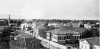 Η οδός Βόλου και δεξιά το Μεγάλο Κονάκι του Μεχμέτ Χατζή Μέτο.  Κάτω αριστερά η κατοικία της οικογένειας Ζαρίμπα. Φωτογραφία του Α. Αθανασόπουλου. 1933