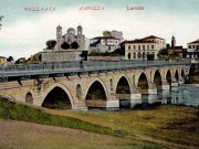 Η παλιά γέφυρα της Λάρισας. Ήταν μία από τις πιο αγαπημένες φωτογραφίες του Αντώνη Γαλερίδη, γιατί απεικόνιζε όλη τη χάρη και την ομορφιά της παλιάς γέφυρας-σύμβολο της πόλης και τη μαστοριά του τεχνίτη της. Επιστολικό δελτάριο του Στεφ. Στουρνάρα. 1910 περίπου.