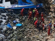 Περού: Τουλάχιστον 48 νεκροί από πτώση λεωφορείου σε χαράδρα
