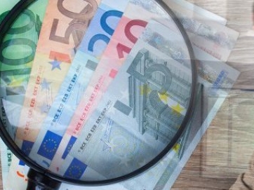Στα 1.300 ευρώ «έπεσε» η κόκκινη γραμμή για τις συντάξεις