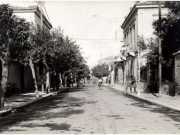 Η οδός Κούμα από το ύψος του κινηματοθεάτρου &quot;Πάλλας&quot; με κατεύθυνση προς την Κεντρική Πλατεία. Επιστολικό δελτάριο ταχυδρομημένο από τη Λάρισα με ημερομηνία 27 Οκτωβρίου 1932.
