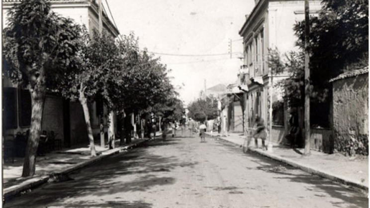 Η οδός Κούμα από το ύψος του κινηματοθεάτρου &quot;Πάλλας&quot; με κατεύθυνση προς την Κεντρική Πλατεία. Επιστολικό δελτάριο ταχυδρομημένο από τη Λάρισα με ημερομηνία 27 Οκτωβρίου 1932.