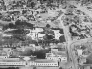 Η περιοχή του 404 Στρατιωτικού Νοσοκομείου και του πάρκου του Αγ. Αντωνίου. Αεροφωτογραφία 1960 περίπου. Από το βιβλίο ΛΑΡΙΣΑ των Μιχ. Αβραμόπουλου και Βασ. Βουτσιλά, έκδ. του 1962.