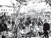 Η Κεντρική πλατεία (Θέμιδος) τις παραμονές του πολέμου του 1897.  Στο βάθος τα κτίρια της βορειοδυτικής πλευράς. Αρχείο Φωτοθήκης Λάρισας.