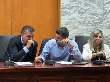* Ο υποψήφιος δήμαρχος Θανάσης Μαμάκος σχεδιάζει πάντα μαζί με συνεργάτες του. Ζ.
