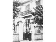 Ο Πέτρος και η Μαρίκα Μαρκίδη το 1944 μπροστά από την αυλόπορτα του σπιτιού τους  στην οδό Γρηγορίου Ε’, αρ. 6. Από το οικογενειακό αρχείο της Αριστέας Μαρκίδη-Παππά. 