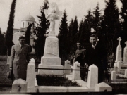 Ο τάφος του Ιωάννη Δαφέρμου στο Παλαιό Νεκροταφείο της Λάρισας. © Αρχείο Δημητρίου Μπάρμπα (Λάρισα). Φωτογράφος: Κ. Στεφανίδης, 22 Φεβρουαρίου 1931