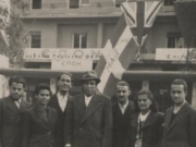 Στη μέση ο Γραμματέας του Σ.Π. Θεσσαλίας Σ. Κασιμάτης, 9 Νοέμβρη 1944. Μπροστά από τα γραφεία της ΕΠΟΝ Λάρισας. Κεντρική πλατεία, ξενοδοχείο ΟΛΥΜΠΙΟΝ (Μεγ. Αλεξάνδρου με Κύπρου)
