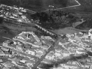 Η δυτική πλευρά της Λάρισας με την γέφυρα, τον Πηνειό, το Αλκαζάρ και την γύρω περιοχή. Αεροφωτογραφία του 1929.