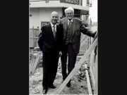 Οι Γεώργιος Βαλσάμης αριστερά και Σπύρος Μελετζής  δεξιά επί της οδού Παναγούλη, κοντά στο κινηματοθέατρο «Πάλλας». Συλλογή Χάιδως Βαλσάμη