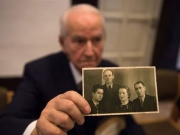 O επιζών του Ολοκαυτώματος Λέον Σβάρτσμπαουμ δείχνει φωτογραφίες της οικογένειάς του πριν την έναρξη της δίκης τού Χάνινγκ