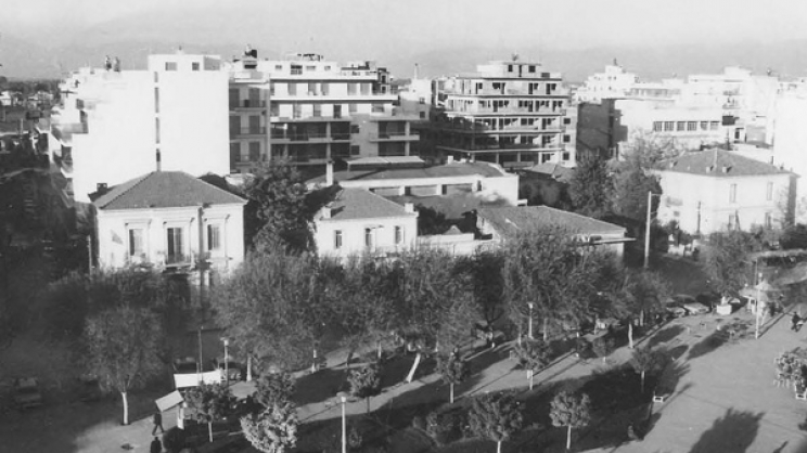 Η βόρεια πλευρά της πλατείας Ταχυδρομείου. Άποψη των κτισμάτων της περιοχής. Φωτογραφία του 1970-71. Από το αρχείο του Γιώργου Κίττα.