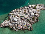 To πιο πυκνοκατοικημένο νησί στον κόσμο χωρίς ρεύμα και ιατρείο