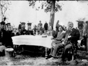 Εορτή της Κυριακής του Θωμά στον Αμπελώνα. Ο Μητροπολίτης Λαρίσης Αρσένιος με τους βοηθούς του και ο δημοσιογράφος  Θρασύβουλος Μακρής με την οικογένειά του. 10 Μαΐου 1926. Αρχείο Λαογραφικού Ιστορικού Μουσείου.