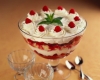 Trifle με φράουλες, γιαούρτι και μαρέγκες