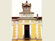 Το ρολόι της Αβερωφείου Γεωργικής Σχολής στη στέγη του κεντρικού κτιρίου της Σχολής με τη χρονολογία αναγραφής της κατασκευής ,ΑϞΘ΄. Σύγχρονη φωτογραφία.   